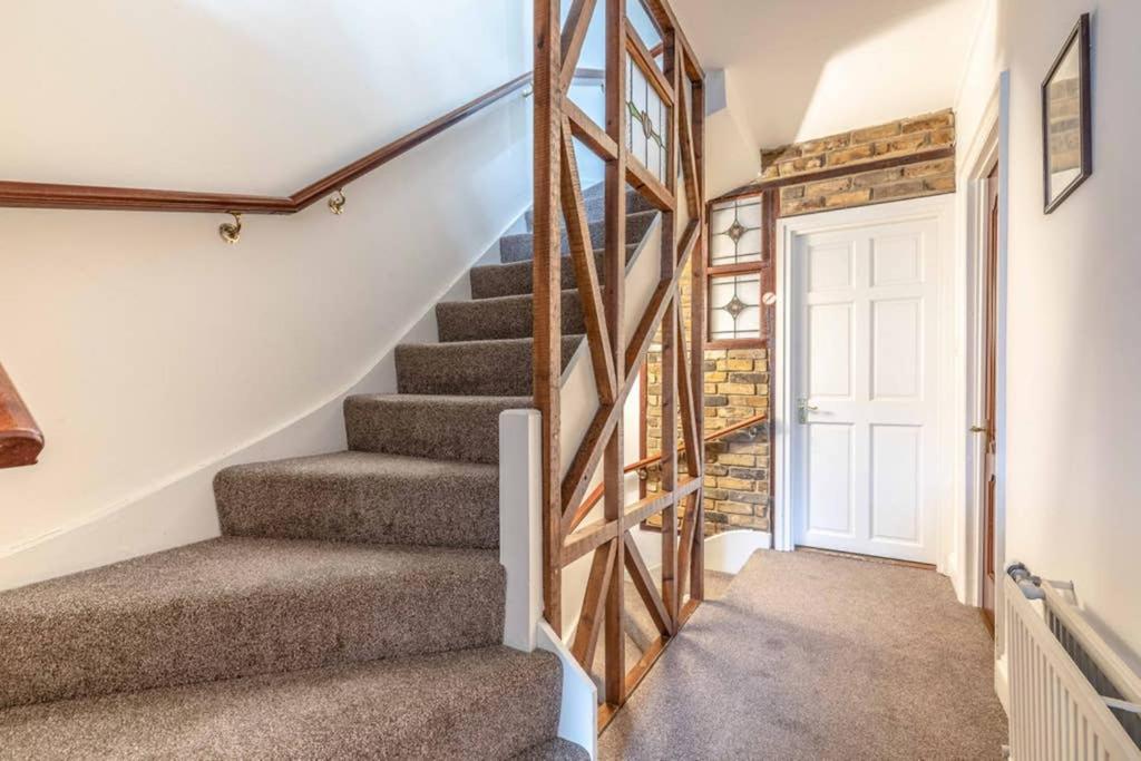 4 Bed 3 Baths In Central Windsor! Walk 2 All The Sights! Legoland 5 Min Drive Εξωτερικό φωτογραφία